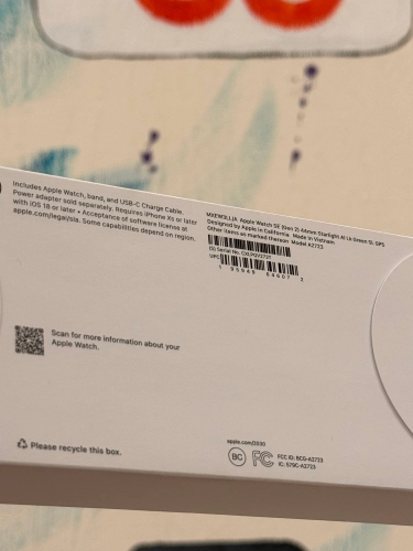 Часы Apple Watch SE 2024, 44 мм, корпус из алюминия цвета «сияющая звезда», спортивный браслет (loop) цвета «зелёное озеро» (MXEW3)