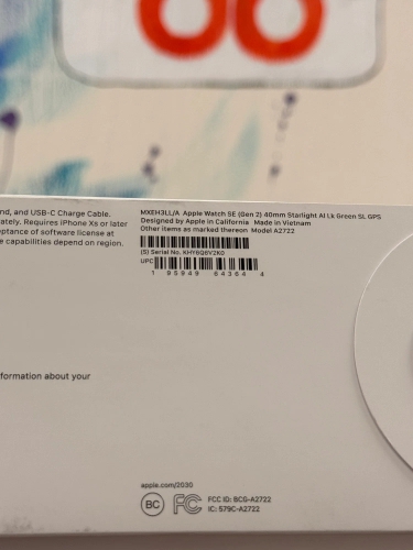 Часы Apple Watch SE 2024, 40 мм, корпус из алюминия цвета «сияющая звезда», спортивный браслет (loop) цвета «зелёное озеро» (MXEH3)